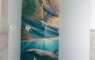 d4a04d064d565db6e2ae5a60898ab5e4-acrylic-splashbacks-have-a-shower